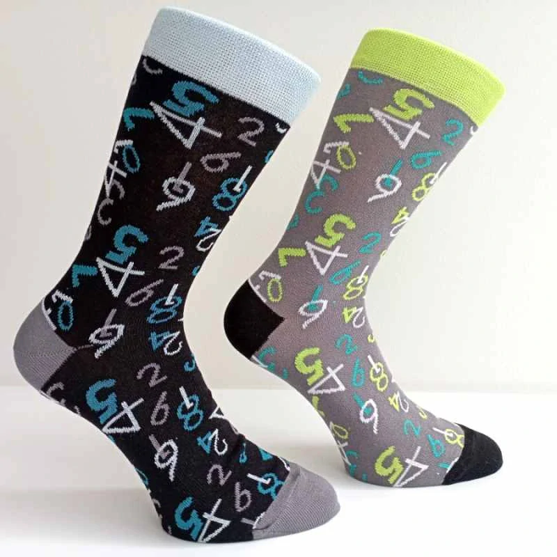 Barevné ponožky jedno číslo vedle druhého