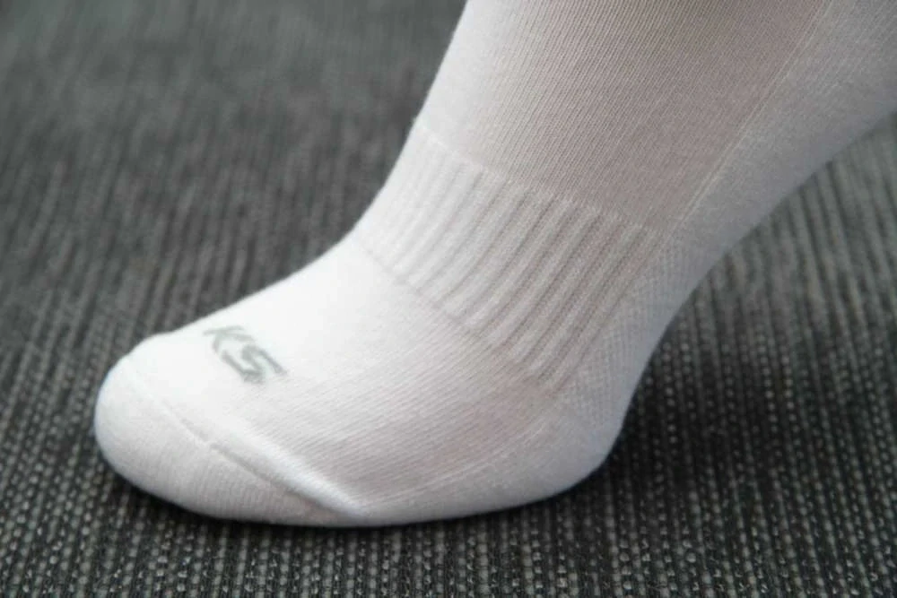 Sportovní bílé polofroté ponožky do tenisek