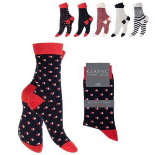 Balení dámských ponožek s barevnými proužky a puntíky